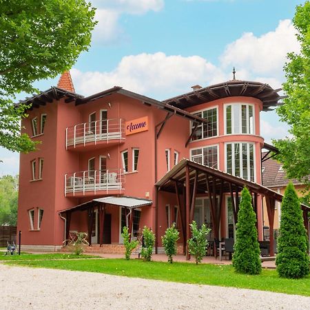 Accomo Apartmanhaz Siófok Zewnętrze zdjęcie
